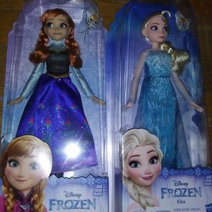 2 frozen Elsa and Anna dolls